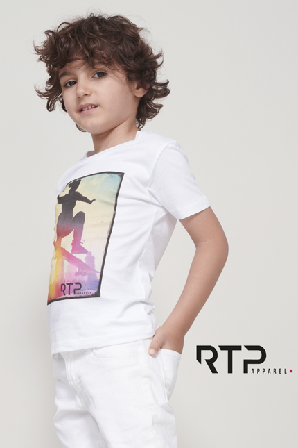 Tempo Kids 185 - 03258ΜΠΛΟΥΖΕΣ / RTP APPARELΠαιδικό pre-treated T-shirtΠεριγραφή:  Αυτό το παιδικό T-shirt διαθέτει πλαϊνές ραφές και στρογγυλή, ανοιχτή λαιμόκοψη, ενώ η φακαρόλα του λαιμού προσθέτει ένα μοναδικό στυλ. Έχει απαλή υφή με μοντέρνα γραμμή και είναι προ-επεξεργασμένο για ψηφιακή εκτύπωση, χωρίς σκία pretreatment. Η περιοχή εκτύπωσης μπροστά είναι 21 x 25 εκ. (για μεγέθους 6 ετών).Σύνθεση:Jersey 185g/m² - 100% Οργανικό βαμβάκι Ringspun || Grey melange: 85% Βαμβάκι/15% Βισκόζη - Εφαρμογή ως Επαγγελματική Ένδυση:  Ιδανικό για εταιρικές εκδηλώσεις, κατασκηνώσεις ή σχολικές δραστηριότητες, παρέχοντας άνεση και στυλ σε κάθε μικρό εργαζόμενο.Υλικό και Άνεση:  Κατασκευασμένο από άριστης ποιότητας οργανικό βαμβάκι, αυτό το T-shirt εξασφαλίζει απαλή αίσθηση στο δέρμα των παιδιών, ενώ η ανθεκτικότητα του υλικού προσφέρει μακροχρόνια χρήση.Δυνατότητα Προσαρμογής:  Διαθέτει δυνατότητα εκτύπωσης λογοτύπου ή μηνύματος του πελάτη, ιδανικά για δημιουργία μοναδικών και εξατομικευμένων εμφανίσεων.Διαθεσιμότητα σε Χρώματα:  Διαθέσιμο σε ποικιλία χρωμάτων, καλύπτοντας κάθε γούστο και ανάγκη.